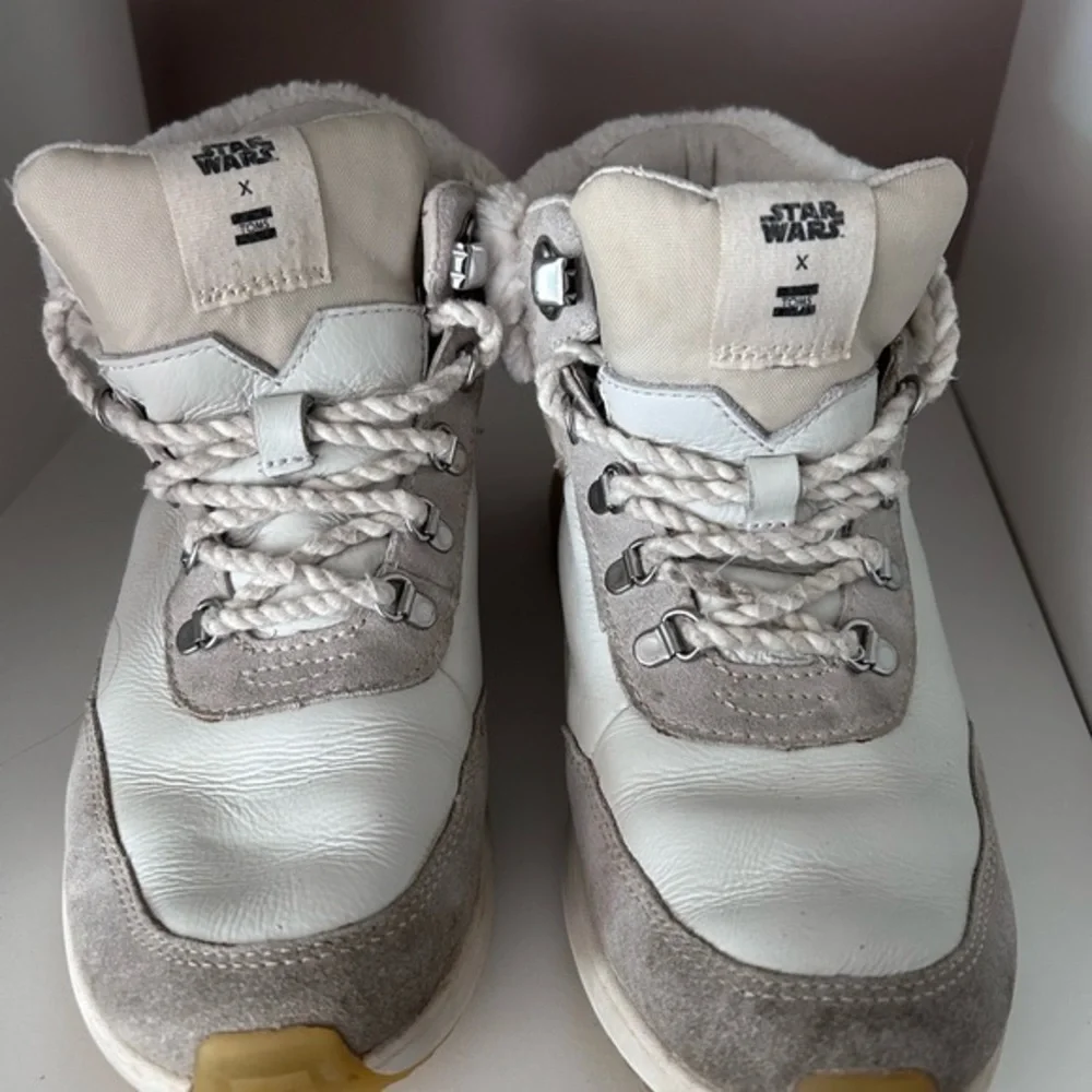 Toms x  stars wars Cream‎ and Gray Winter Boots